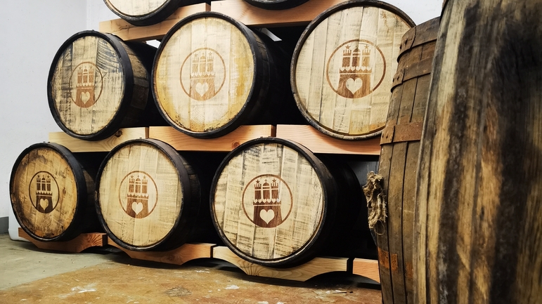 Whisky Reifekeller Tour in der Hamburger Speicherstadt - Treffpunkt: Am Sandtorkai 35 - 20451 Hamburg - vor dem Gebäude